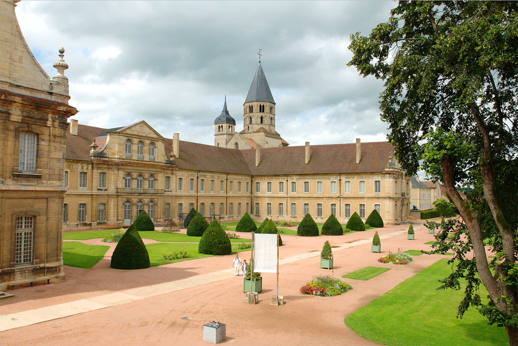 Abbaye de Cluny et sa cour