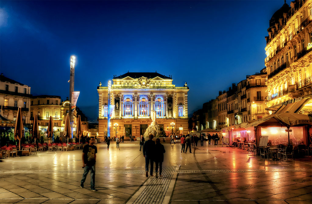 Place de la Comédie de nuit à Montpellier
