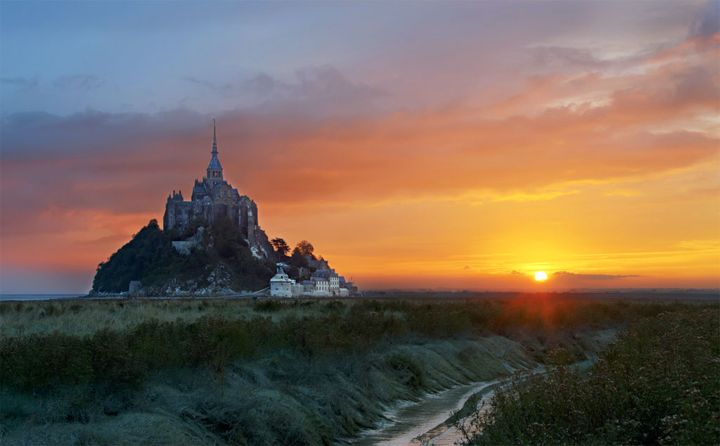 Mont Saint Michel au lever du soleil