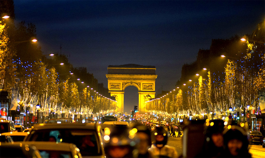 Champs Elysées et l'Arc de Triomphe de nuit