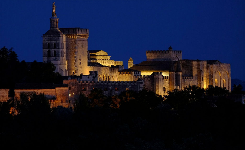 Palais des Papes de nuit à Avignon